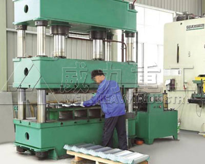 彩石金属瓦生产设备-200吨四柱液压机